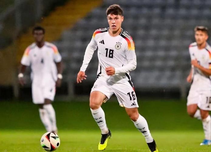 德天空：贝西克塔斯求购奥格斯堡中场科穆尔，报价1000万欧插图