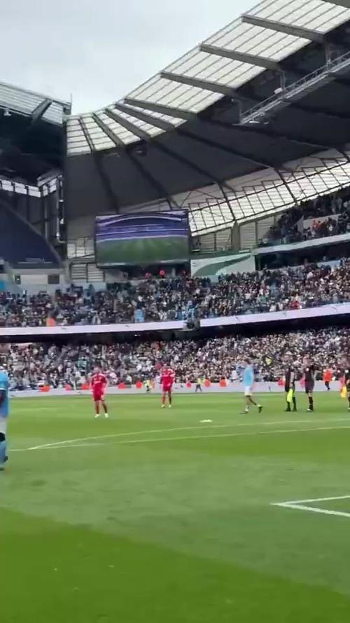 索博斯洛伊对利物浦球迷赛后行为不满,小基耶萨上前劝阻插图 索博斯洛伊对利物浦球迷赛后行为不满,小基耶萨上前劝阻插图