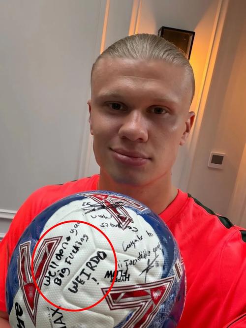 哈兰德戴帽后晒用球，贝蒂内利留言抢镜：干得漂亮你个怪胎